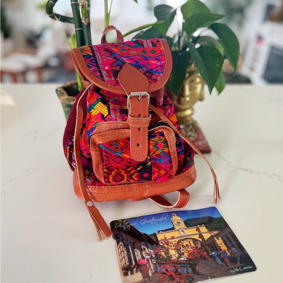 Gorgeous Guatemalan backpack, made from genuine leather and vintage Huipils. - Picture 6 of 6